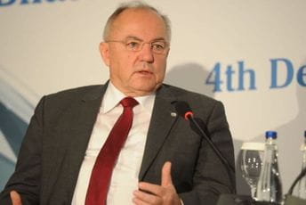 Nova vlast zloupotrebom vjere i nacije dovela društvo na rub propasti Josip Juratović: Nova vlast zloupotrebom vjere i nacije dovela društvo na rub propasti