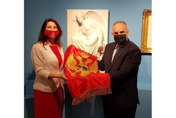 Bečić Društvu za helenizam poklonio zastavu i sliku Bečić Društvu za helenizam poklonio zastavu i sliku