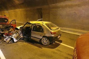 Vatrogasci povrijeđenu osobu izvlačili iz vozila Vatrogasci povrijeđenu osobu izvlačili iz vozila