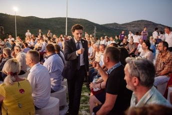 Funkcioneri i članovi BS-a pristupili GP URA: Želimo da zajedno gradimo građansku Crnu Goru Funkcioneri i članovi BS-a pristupili GP URA: Želimo da zajedno gradimo građansku Crnu Goru