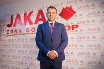 Perović: Vlada da ukine obavezni PCR test za državljanje svih evropskih i drugih država Perović: Vlada da ukine obavezni PCR test za državljanje svih evropskih i drugih država