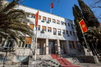 Edukativni program za srednjoškolce: „Simulacija rada parlamenta“ 3. i 5. novembra Edukativni program za srednjoškolce: „Simulacija rada parlamenta“ 3. i 5. novembra