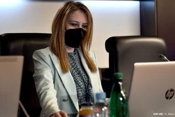 Ministarstvo bi da odlučuje i ko će od nastavnika dobiti ugovor Ministarstvo bi da odlučuje i ko će od nastavnika dobiti ugovor