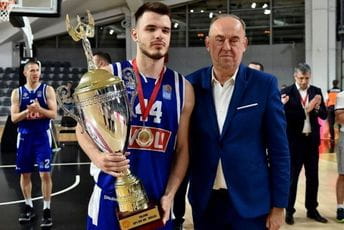 Lalošević uručio zlatnu medalju košarkašima Budućnosti Lalošević uručio zlatnu medalju košarkašima Budućnosti