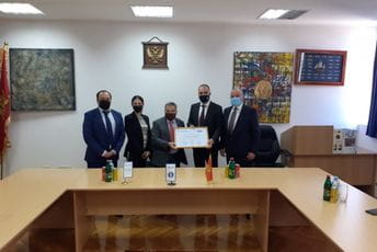 Francuski ambasador uručio Plaketu Fakultetu za sport i fizičko vaspitanje Francuski ambasador uručio Plaketu Fakultetu za sport i fizičko vaspitanje