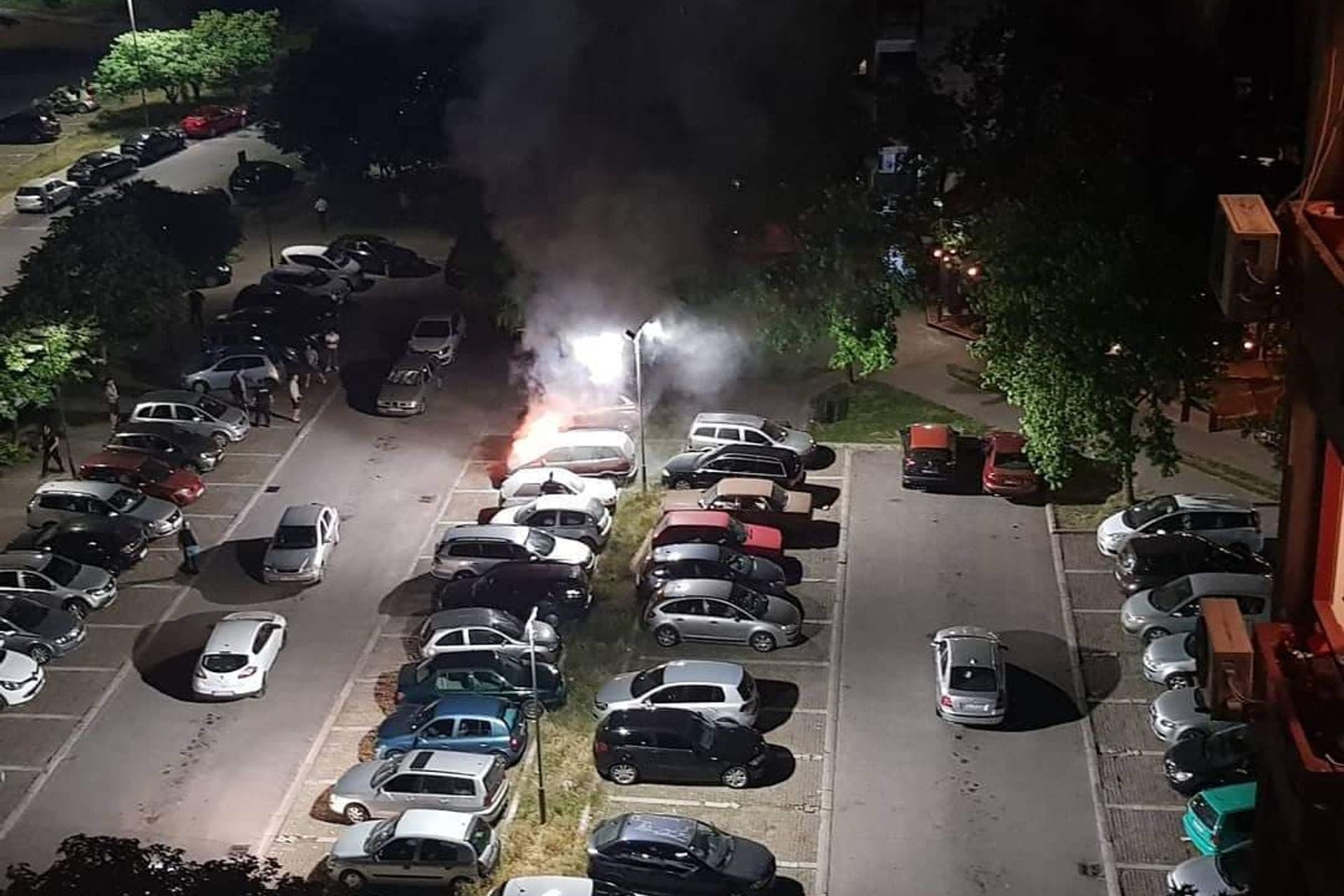 Fotografija 1: Gorio automobil u Bloku V FOTO