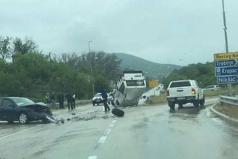 Prevrnuo se kombi kod Nikšića, povrijeđene dvije osobe Prevrnuo se kombi kod Nikšića, povrijeđene dvije osobe