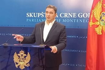 Medojević Spajiću: Znam od kojih para si kupio Mercedes, u ZIKS-u ga nemaš đe voziti Medojević Spajiću: Znam od kojih para si kupio Mercedes, u ZIKS-u ga nemaš đe voziti