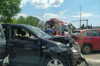 Podgorica: Troje povijeđeno u udesu kod Krivog mosta Podgorica: Troje povijeđeno u udesu kod Krivog mosta