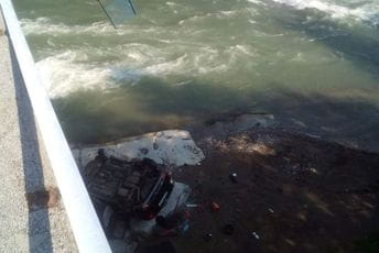 Automobil probio zaštitnu ogradu mosta i sletio na obalu Lima, dvije osobe povrijeđene Automobil probio zaštitnu ogradu mosta i sletio na obalu Lima, dvije osobe povrijeđene