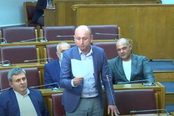 Knežević: Željko Ivanović zvao Krivokapića dok je bio u Patrijaršiji da ne potpisuje Temeljni ugovor Knežević: Željko Ivanović zvao Krivokapića dok je bio u Patrijaršiji da ne potpisuje Temeljni ugovor