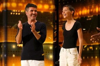 Djevojka oboljela od raka emotivnim nastupom oduševila žiri na američkom X Factoru Djevojka oboljela od raka emotivnim nastupom oduševila žiri na američkom X Factoru