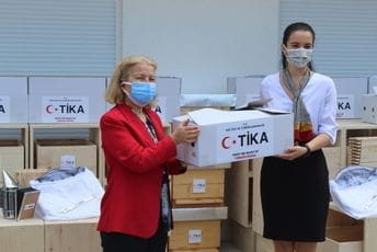 Dodijeljene košnice polaznicima Škole pčelarstva Dodijeljene košnice polaznicima Škole pčelarstva