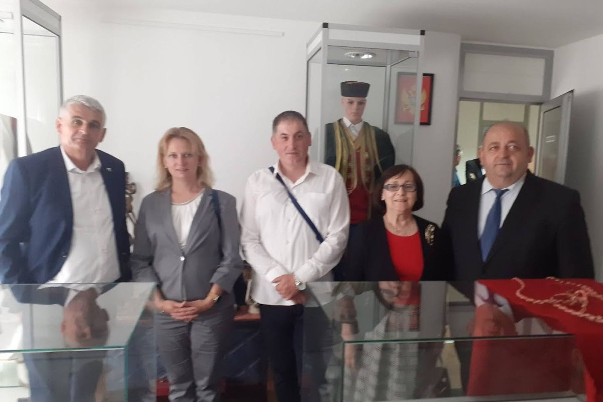 Fotografija 2: JU Narodna biblioteka i čitaonica ,,Njegoš" donirala više od stotinak naslova školama u Petnici i Rožajama