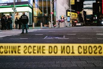 Njujork: Majka bacila dvoje djece kroz prozor Njujork: Majka bacila dvoje djece kroz prozor