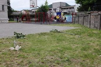 Polomljene lipe u dvorištu OŠ "Njegoš" na Cetinju Polomljene lipe u dvorištu OŠ "Njegoš" na Cetinju