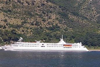 Najave da će kerenuti kruzeri na ovu bandu i dalje žmigaju sa svetionicima La belle de L’Adriatique jutros u kotoru