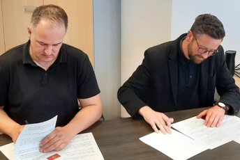 Klikovac i Vedekind potpisali Sporazum o donaciji specijalnih vozila za prevoz migranata Klikovac i Vedekind potpisali Sporazum o donaciji specijalnih vozila za prevoz migranata