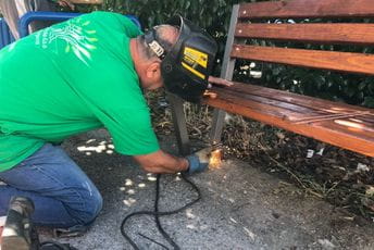 Podgorica: Gradsko Zelenilo postavlja klupe ispred objekata JZU Dom zdravlja Podgorica: Gradsko Zelenilo postavlja klupe ispred objekata JZU Dom zdravlja