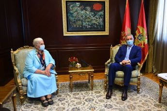 Đukanović primio Majke Srebrenice: Važno sačuvati sjećanje na veliku nesreću i preduzeti sve da se nikad ne ponovi Đukanović primio Majke Srebrenice: Važno sačuvati sjećanje na veliku nesreću i preduzeti sve da se nikad ne ponovi