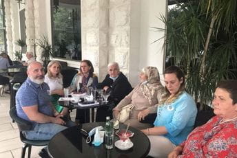 Članovi GI 21.maj i foruma Luča sa Majkama Srebrenice Članovi GI 21.maj i foruma Luča sa Majkama Srebrenice