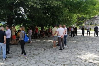 Inspekcija obišla radove; Građani se okupili ispred Cetinjskog manastira