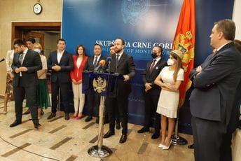 Nikolić: Pitanje da li u CG više postoji vladajuća većina, DPS spreman da bude partner na evropskoj platformi Nikolić: Pitanje da li u CG više postoji vladajuća većina, DPS spreman da bude partner na evropskoj platformi