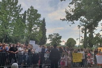 Okupljanje u Podgorici zbog hapšenja samohranog oca Okupljanje u Podgorici zbog hapšenja samohranog oca