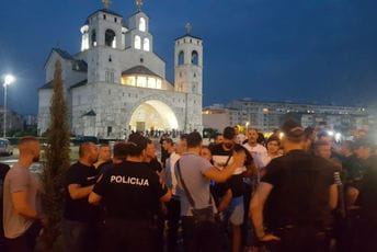 Incident ispred Hrama: Grupa mladića psovkama i vodom na Bogougodnice Incident ispred Hrama: Grupa mladića psovkama i vodom na Bogougodnice