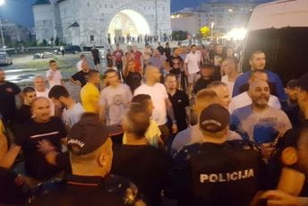 Policija spriječila sukob učesnika auto-kolone i pristalica SPC, privedena jedna osoba (VIDEO) Policija spriječila sukob učesnika auto-kolone i pristalica SPC, privedena jedna osoba (VIDEO)