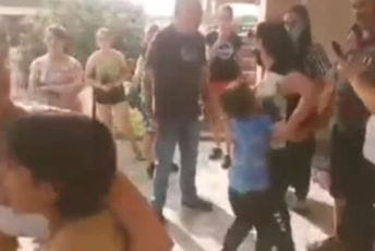 Ispituju ko je odgovoran za traumiranje djece Na snimku se vidi da se dječak, koji je trebalo da pođe sa majkom, opirao da uđe u auto