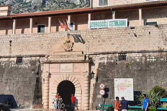 Kotorske patriote postavile transparent za dobrodošlicu Cetinjanima Kotorske patriote postavile transparent za dobrodošlicu Cetinjanima