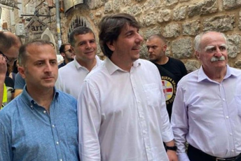 Sa političkim olupinama potpisuju inicijativu, da mi je neko pričao - ne bih mu vjerovao Sa političkim olupinama potpisuju inicijativu, da mi je neko pričao - ne bih mu vjerovao