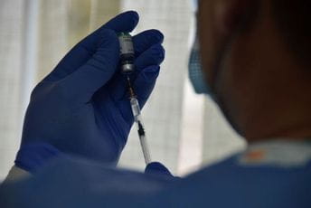 Nevakcinisane službenike šalju na neplaćeni odmor, bez potvrde ni na putovanja Nevakcinisane službenike šalju na neplaćeni odmor, bez potvrde ni na putovanja