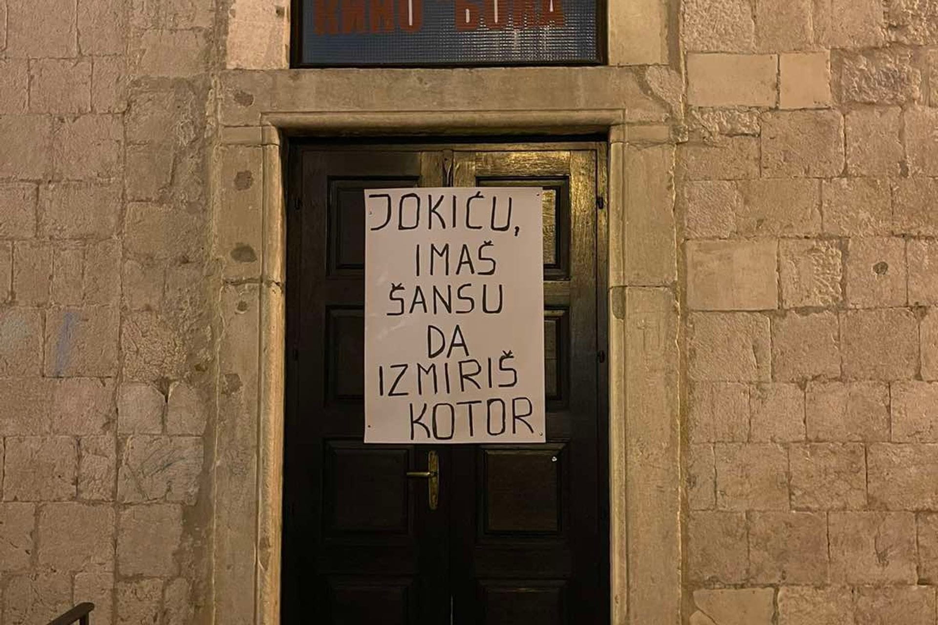 Fotografija 1: Protest u Kotoru zbog projekcije filma Malagurskog