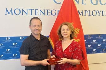 Uručena nagrada pobjedniku konkursa za dizajnersko rješenje bedževa za turističke poslenike Uručena nagrada pobjedniku konkursa za dizajnersko rješenje bedževa za turističke poslenike