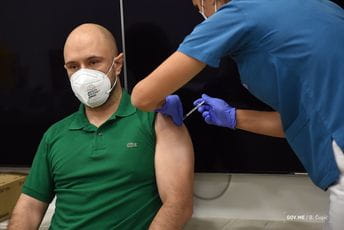 Radulović primio vakcinu: Sačuvajte svoje i zdravlje najbližih Radulović primio vakcinu: Sačuvajte svoje i zdravlje najbližih