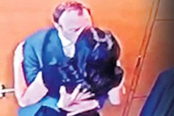 Britanski ministar zdravlja u naletu strasti sa ljubavnicom (VIDEO) Britanski ministar zdravlja u naletu strasti sa ljubavnicom (VIDEO)