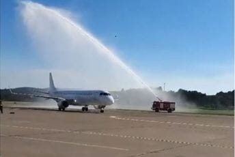 Vodeni pozdrav za Air Montenegro u Banjaluci Vodeni pozdrav za Air Montenegro u Banjaluci