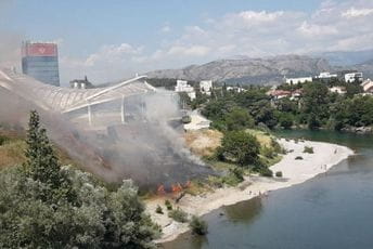Gasili travu i nisko rastinje na obali Morače ispod Sportskog centra Požar na obali Morače