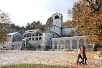 Srpskoj crkvi za dan predato oko 600 crkava i manastira u Crnoj Gori Srpskoj crkvi za dan predato oko 600 crkava i manastira u Crnoj Gori