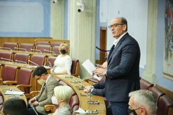 Zečević: Koje god se partije dohvatio koncern ,,Vijesti" uništio je brzinom svjetlosti Zečević: Koje god se partije dohvatio koncern ,,Vijesti" uništio je brzinom svjetlosti