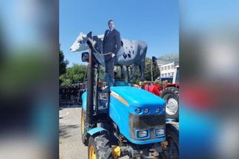 Poljoprivrednici traktorima stigli ispred Skupštine, čekaju odgovor Krivokapića ili Spajića Poljoprivrednici traktorima stigli ispred Skupštine, čekaju odgovor Krivokapića ili Spajića