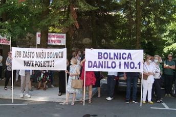 Cetinje: Održan skup podrške direktorici bolnice Sonji Radojičić Cetinje: Održan skup podrške direktorici bolnice Sonji Radojičić