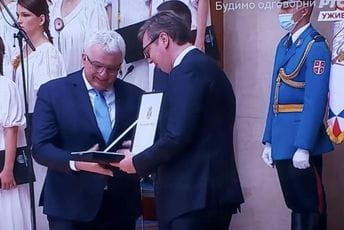 Mandić od Vučića dobio orden Srpske zastave prvog stepena Mandić od Vučića dobio orden Srpske zastave prvog stepena