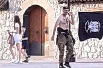 Pljevlja: Sa četničkim barjakom pored Husein-pašine džamije Pljevlja: Sa četničkim barjakom pored Husein-pašine džamije