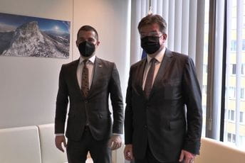 Bečić sa Lajčakom: EU zabrinuta zbog polarizovane političke scene i bojkota Parlamenta Bečić sa Lajčakom: EU zabrinuta zbog polarizovane političke scene i bojkota Parlamenta