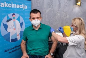 Mobilni timovi DZ Podgorica vakcinisali 60 zaposlenih u kompaniji "Luštica Bay" Mobilni timovi DZ Podgorica vakcinisali 60 zaposlenih u kompaniji "Luštica Bay"