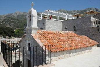 Četiri crkve vraćaju u vlasništvo Mitropolije Jedna od crkava na Svetom Stefanu