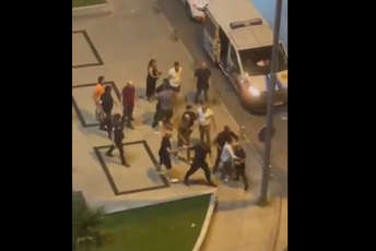 Samo dio istine: Vuku, čupaju, udaraju i guraju policajca dok ostali gledaju! (VIDEO) Samo dio istine: Vuku, čupaju, udaraju i guraju policajca dok ostali gledaju! (VIDEO)